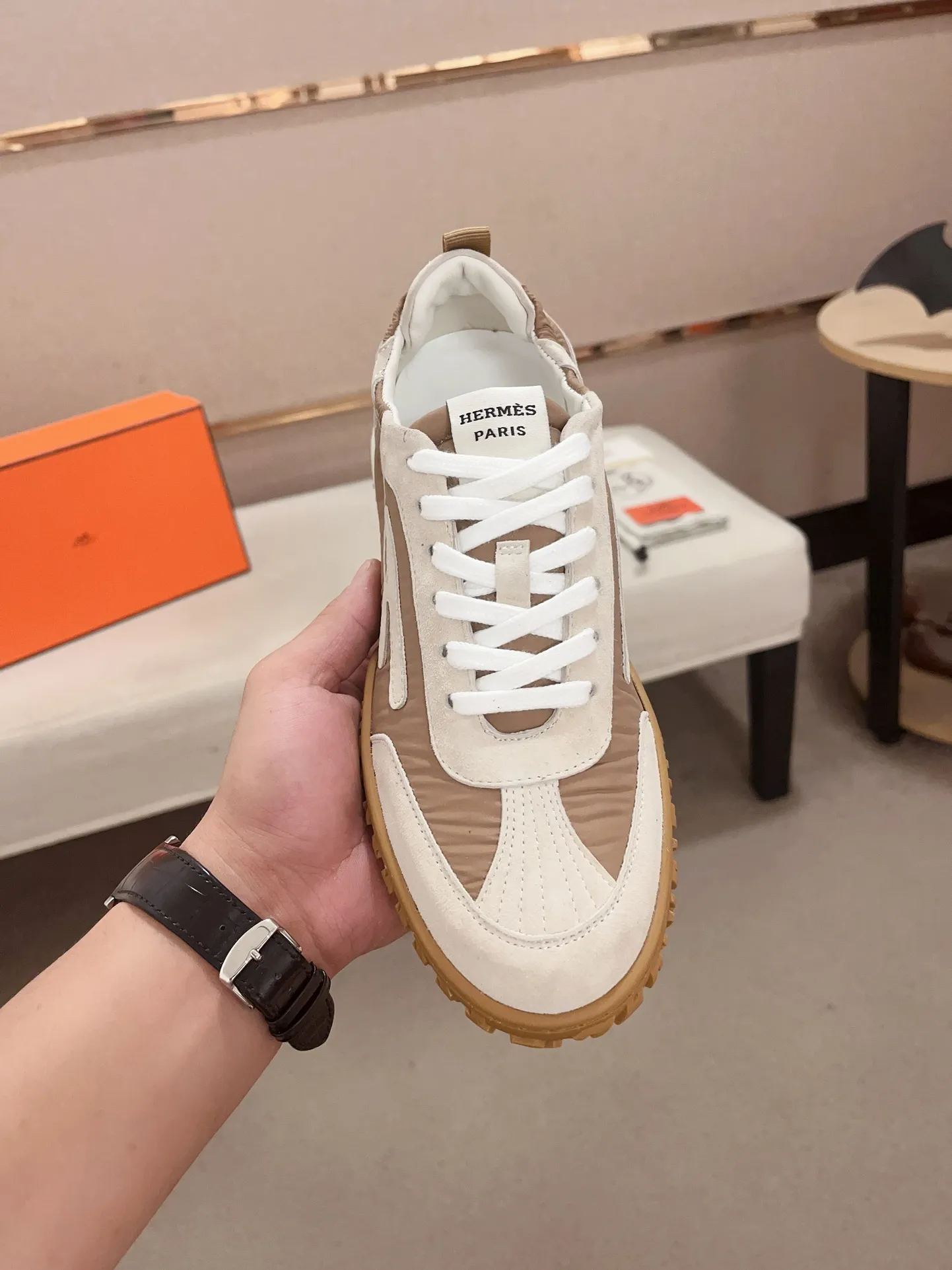Men's men's shoes 💰: 720💰 Hermes top version # Couple style 💏 24ss casual sneakers Suede goatskin sneakers decorated with contrasting patterns and iconic "H" details, beautifully packaged at the delivery counter 🛍📦 Fabric: suede + cowhide Lining: mixed sheep lining Outsole: original TPU Bottom thickness: 2CM Size: 35-44